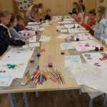 Dzieci Na Warsztatach Malowania Poszewki Na Poduszkę